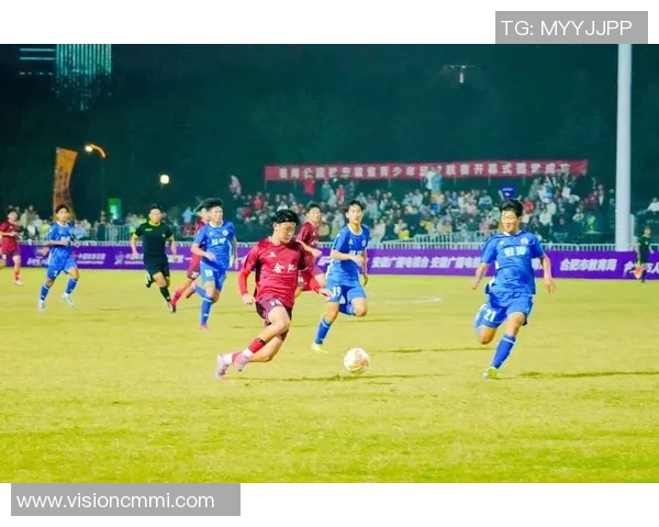 大牌球星背足球展现运动激情与荣耀精神风貌 大牌球星背足球展现运动激情与荣耀精神风貌