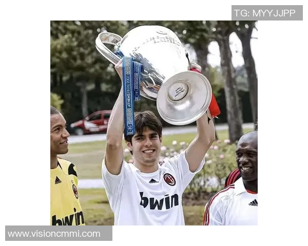 足球场上颜值与实力并存的高颜值球星正面照,展现帅气与魅力的完美结合